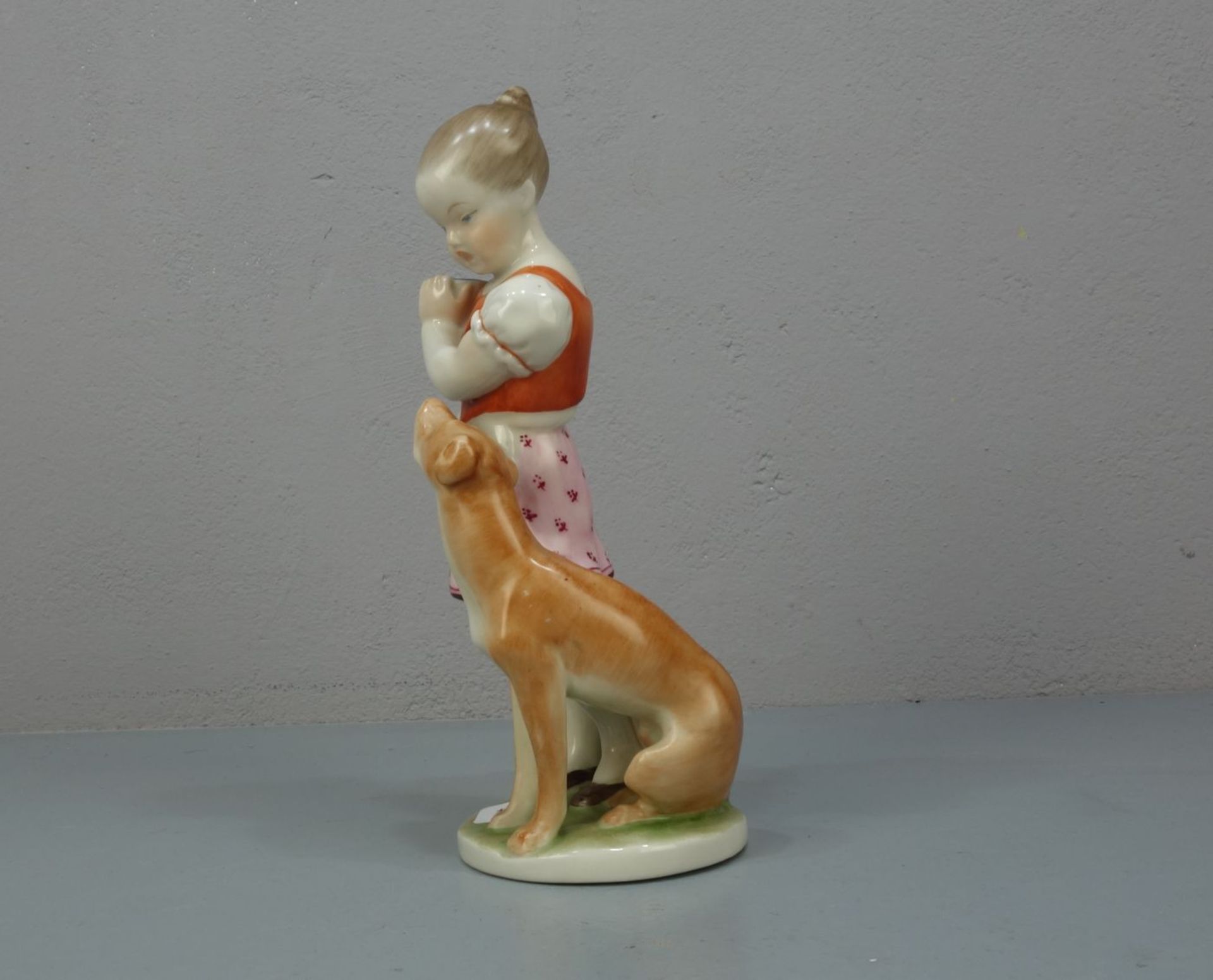 FIGURENGRUPPE: "Mädchen mit Hund" / porcelain figure "girl with a dog", Porzellan, Manufaktur - Bild 2 aus 5