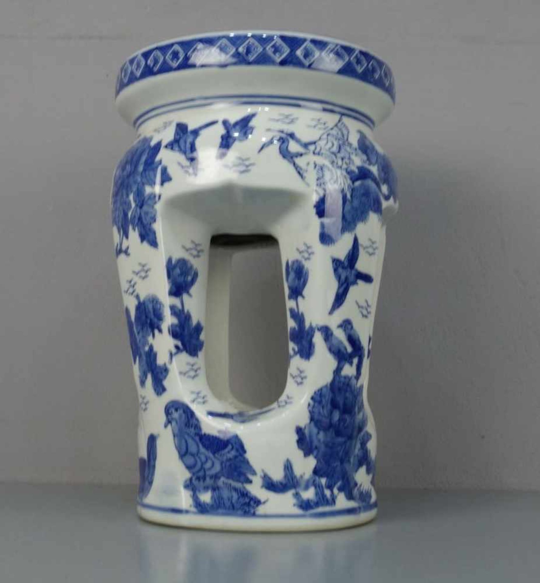CHINESISCHER HOCKER / stool, Porzellan mit Blaumalerei (ungemarkt), 2. Hälfte 20. Jh.; Rundstand, - Image 4 of 5