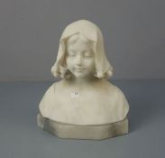 BILDHAUER DES 19./20. JH., Skulptur / sculpture: "Büste eines jungen Mädchens mit Haube" / alabaster