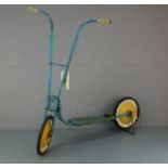 ROLLER / TRETROLLER / scooter, 1960er Jahre, Eisengestell und Blech, blau und gelb lackiert,