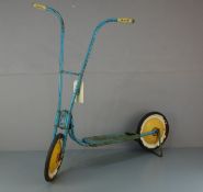 ROLLER / TRETROLLER / scooter, 1960er Jahre, Eisengestell und Blech, blau und gelb lackiert,