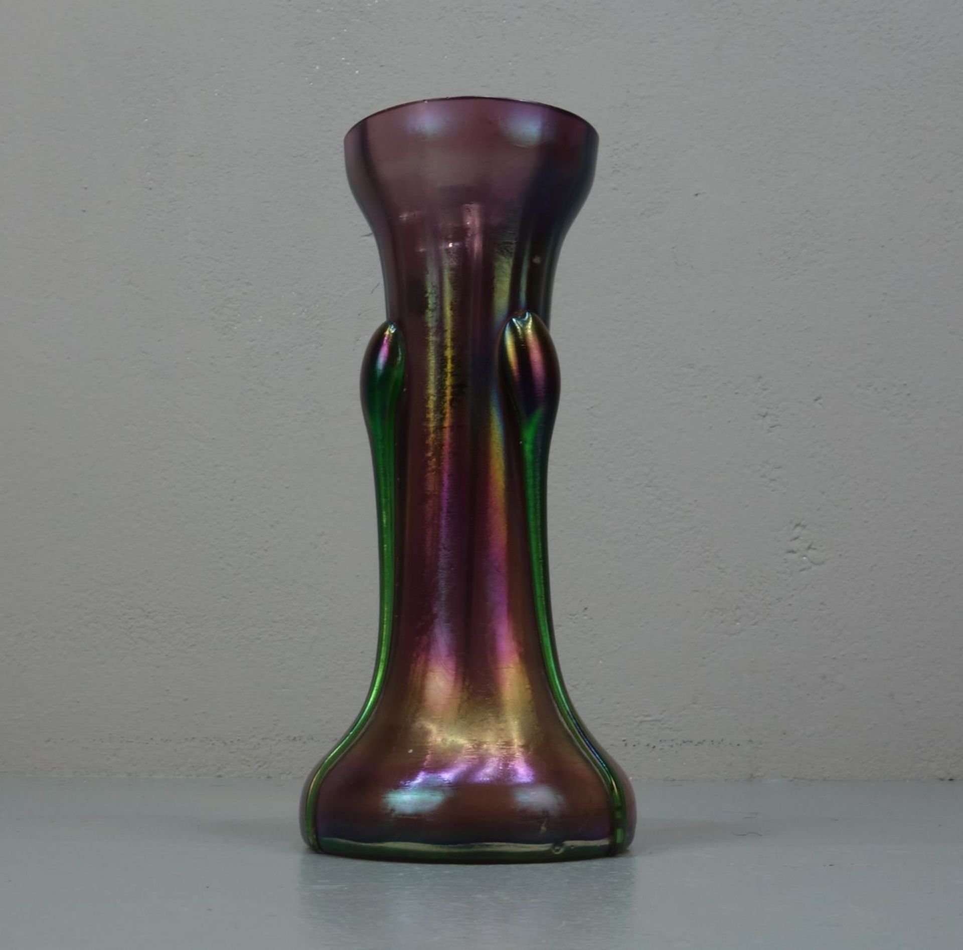 JUGENDSTIL - VASE / art nouveau Vase, JOHANN LÖTZ Wwe, Klostermühle, um 1900. Violettrotes Glas,