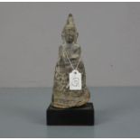 SKULPTUR / sculpture: "Buddha", in seltener Ausführung aus Zinn, auf sekundärem ebonisiertem