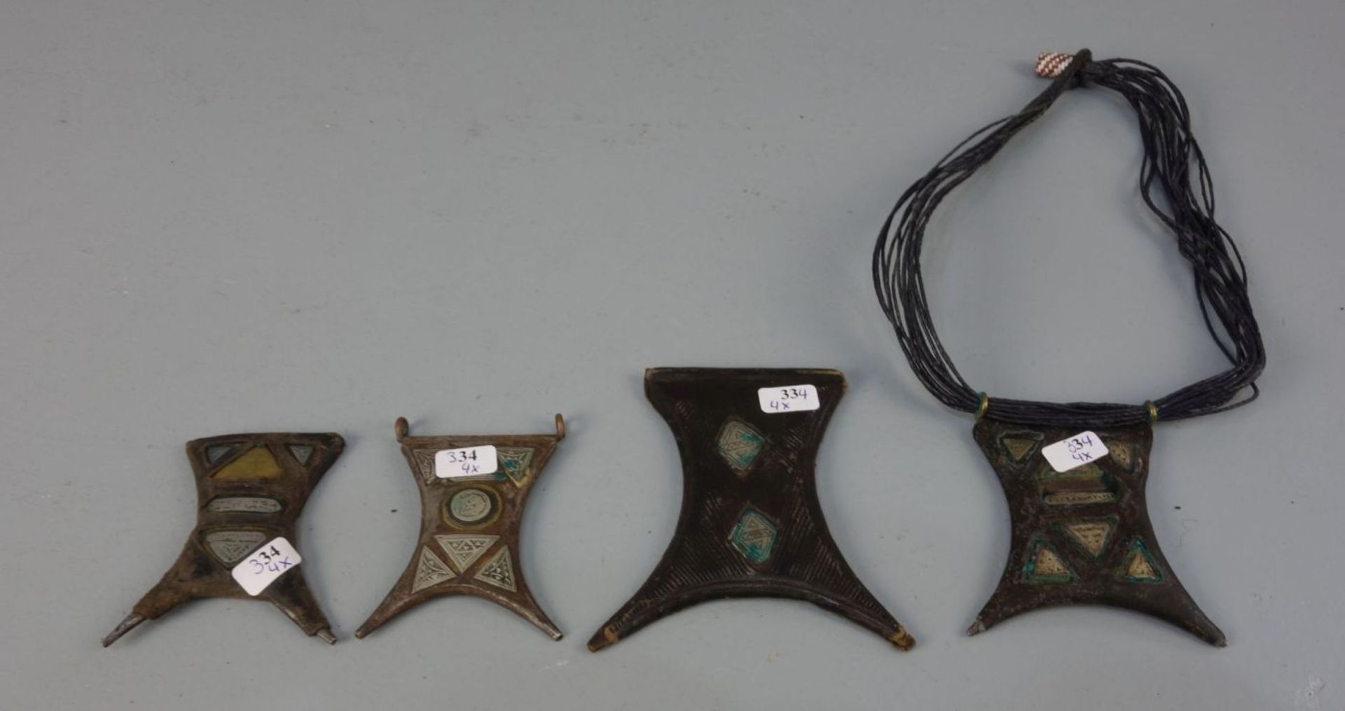 BERBER-SCHMUCK: 3 AMULETTE und Kette / oriental jewellery, Taroudannt, Marokko. Leder und