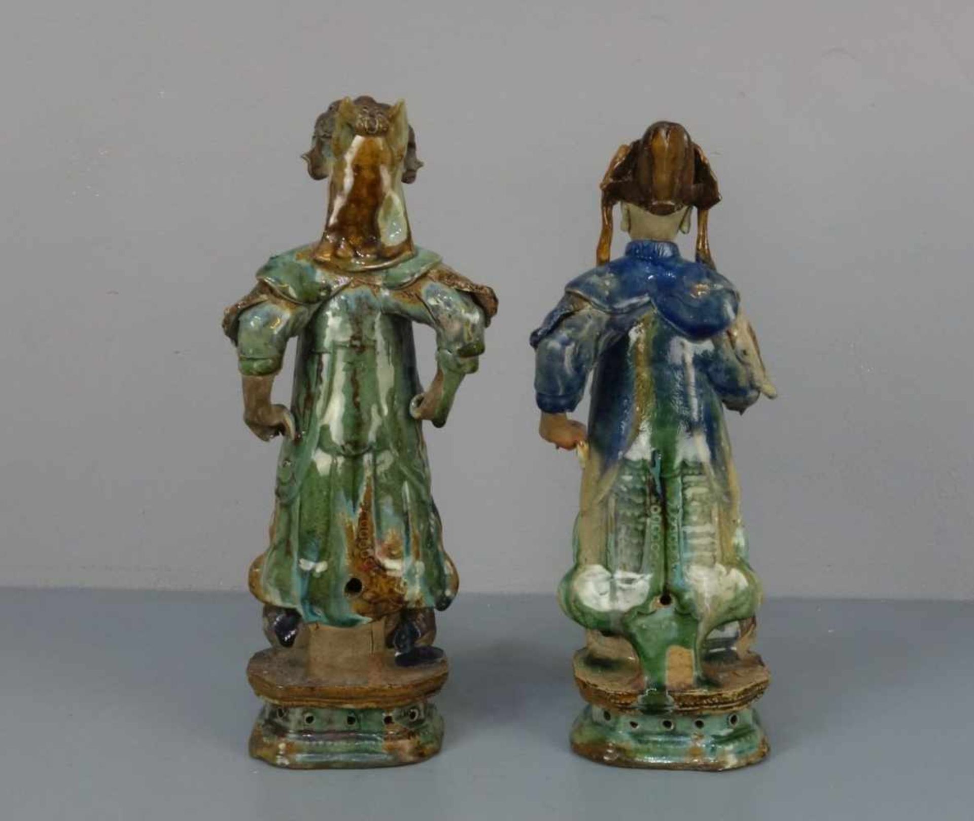 FIGURENPAAR / TANG-FIGUREN: "Stehende höfische Figuren mit Sancai - Glasur" in Hellgrün, Blau und - Bild 3 aus 5