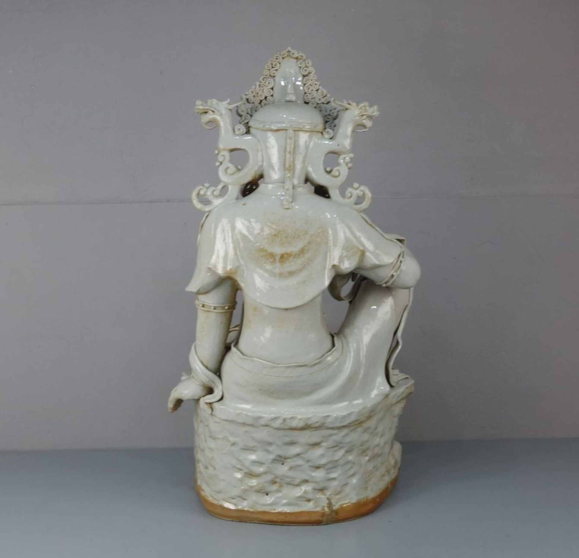 GUAN YIN, Keramik, weiß glasiert in der Anmutung von Blanc de chine, wohl späte Qing Dynastie. In - Image 3 of 6