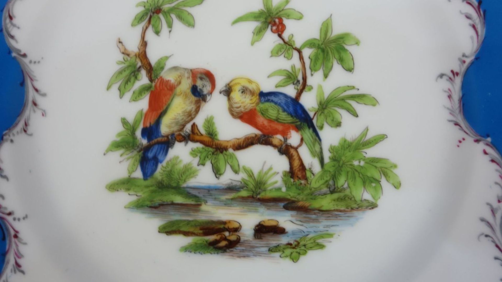 PAAR TELLER MIT PAPAGEIENMOTIV / ZIERTELLER / two porcelain plates with parrots, Porzellan, wohl - Bild 2 aus 5