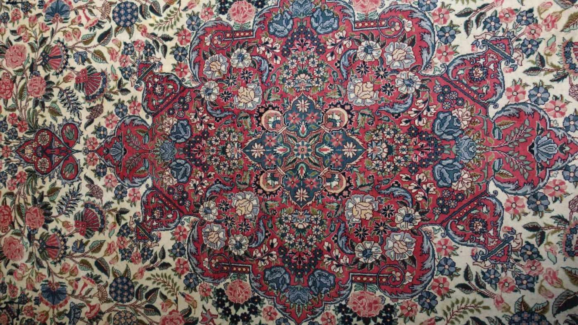 KIRMAN / GROSSER PERSISCHER TEPPICH MIT BLUMENMOTIVEN / rug, um 1930, Südpersien, feine Wolle. Helle - Image 7 of 19