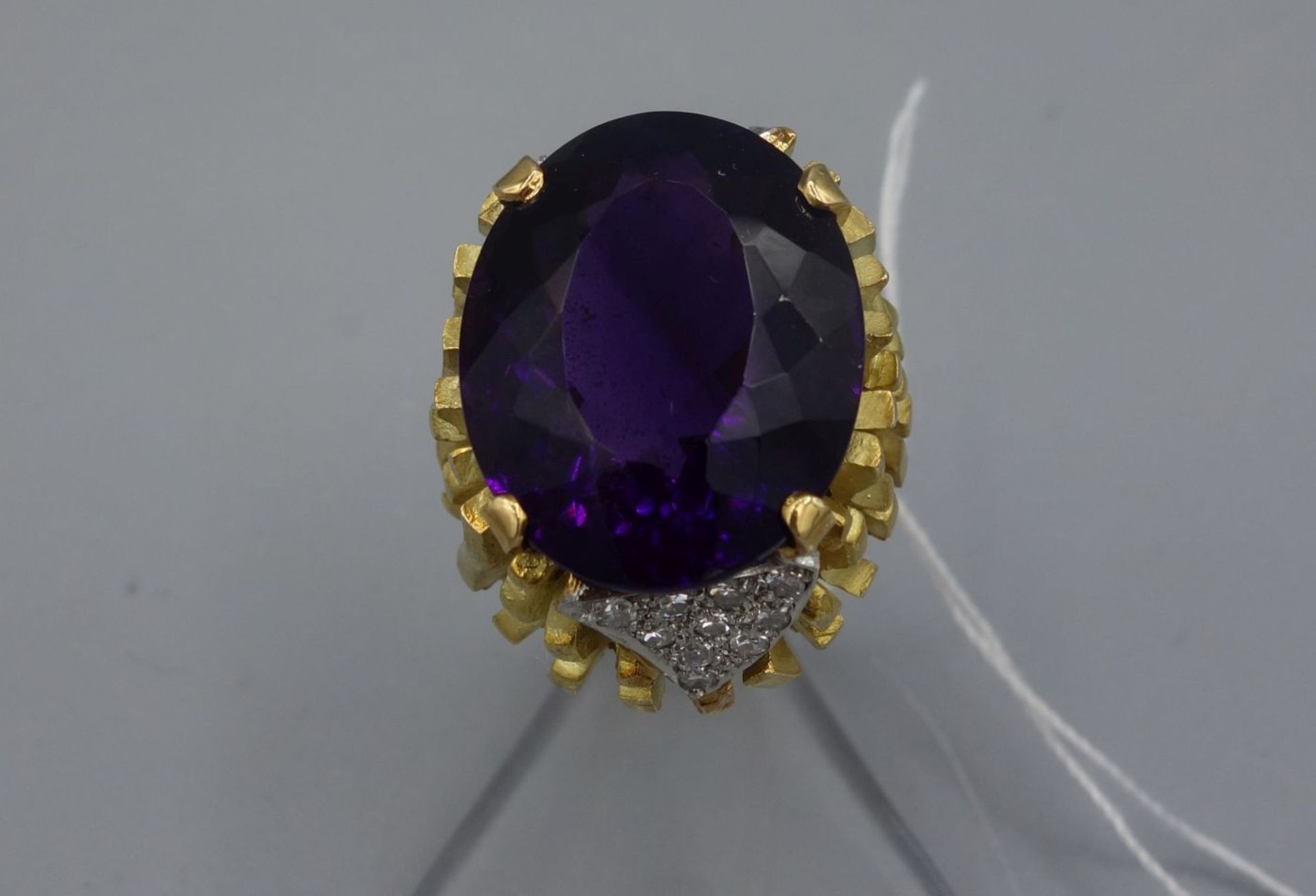 DESIGNER-RING in 750er Gelbgoldfassung (19,8 g), besetzt mit einem Amethyst und einer Vielzahl - Bild 2 aus 6