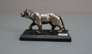 SKULPTUR: "Tiger", versilbertes Metall auf ebonisiertem Postament, Nr. 7 aus der Serie der