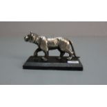 SKULPTUR: "Tiger", versilbertes Metall auf ebonisiertem Postament, Nr. 7 aus der Serie der