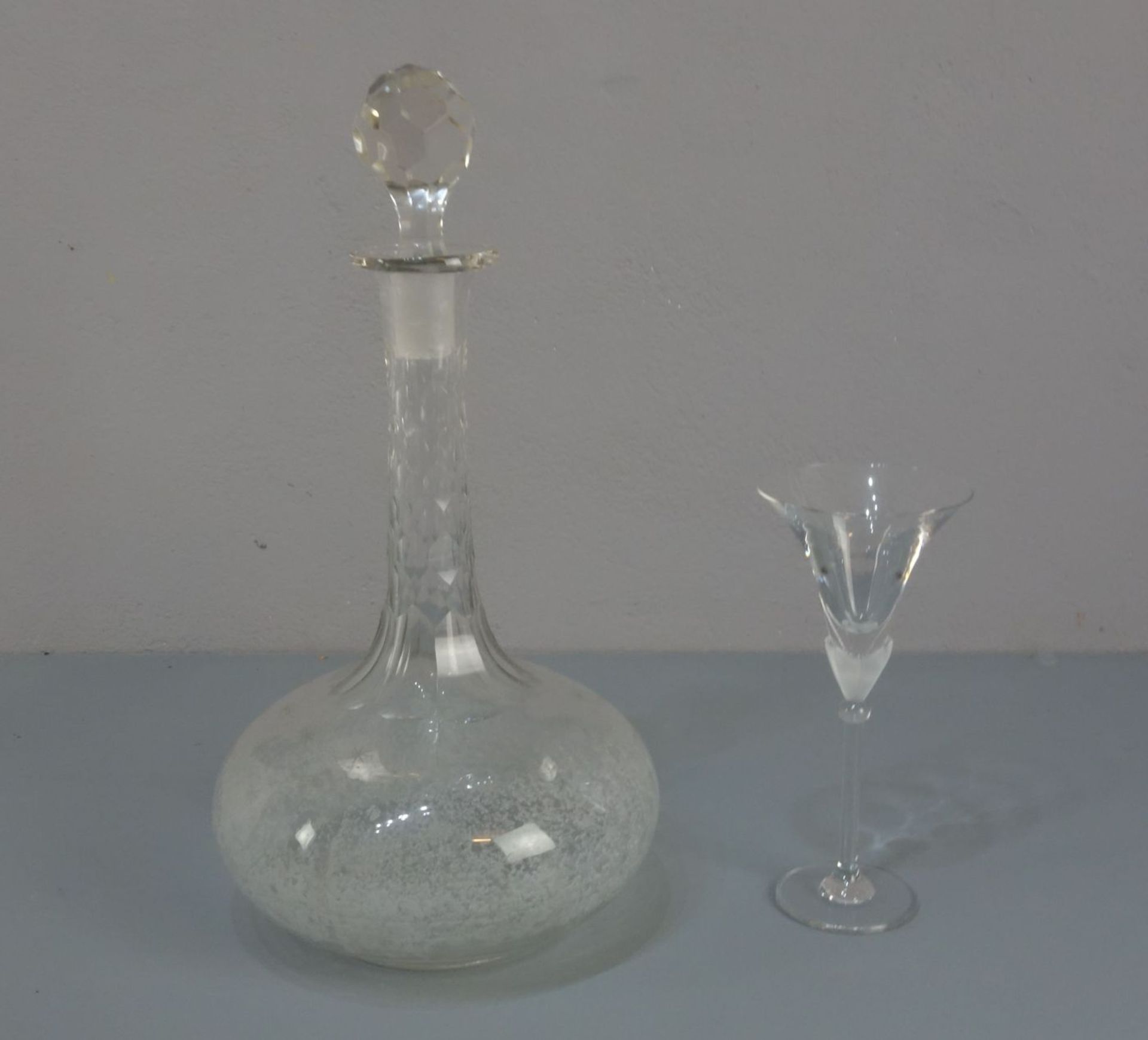 LIKÖR-SET AUF TABLETT, Glas, ungemarkt. 2 Likörgläser mit satinierten Partien in floralem Dekor, (H. - Image 3 of 3