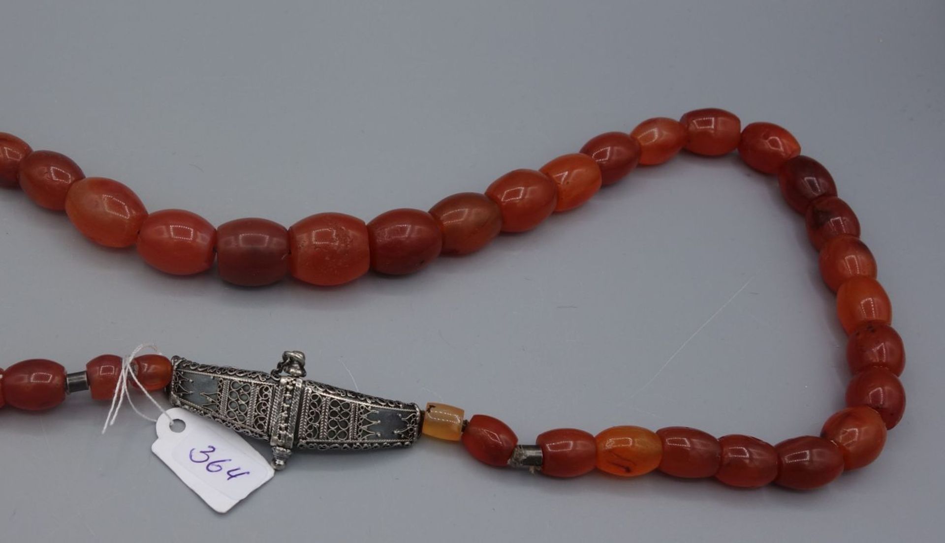 KARNEOL - KETTE / necklace, Olivenschliff, verlaufend gereiht und mit antikem Silberverschluss in - Bild 2 aus 2