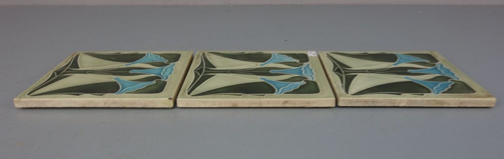 3 JUGENDSTILFLIESEN / art nouveau tiles, heller Scherben, um 1900, dreifarbig glasiert mit - Bild 4 aus 7