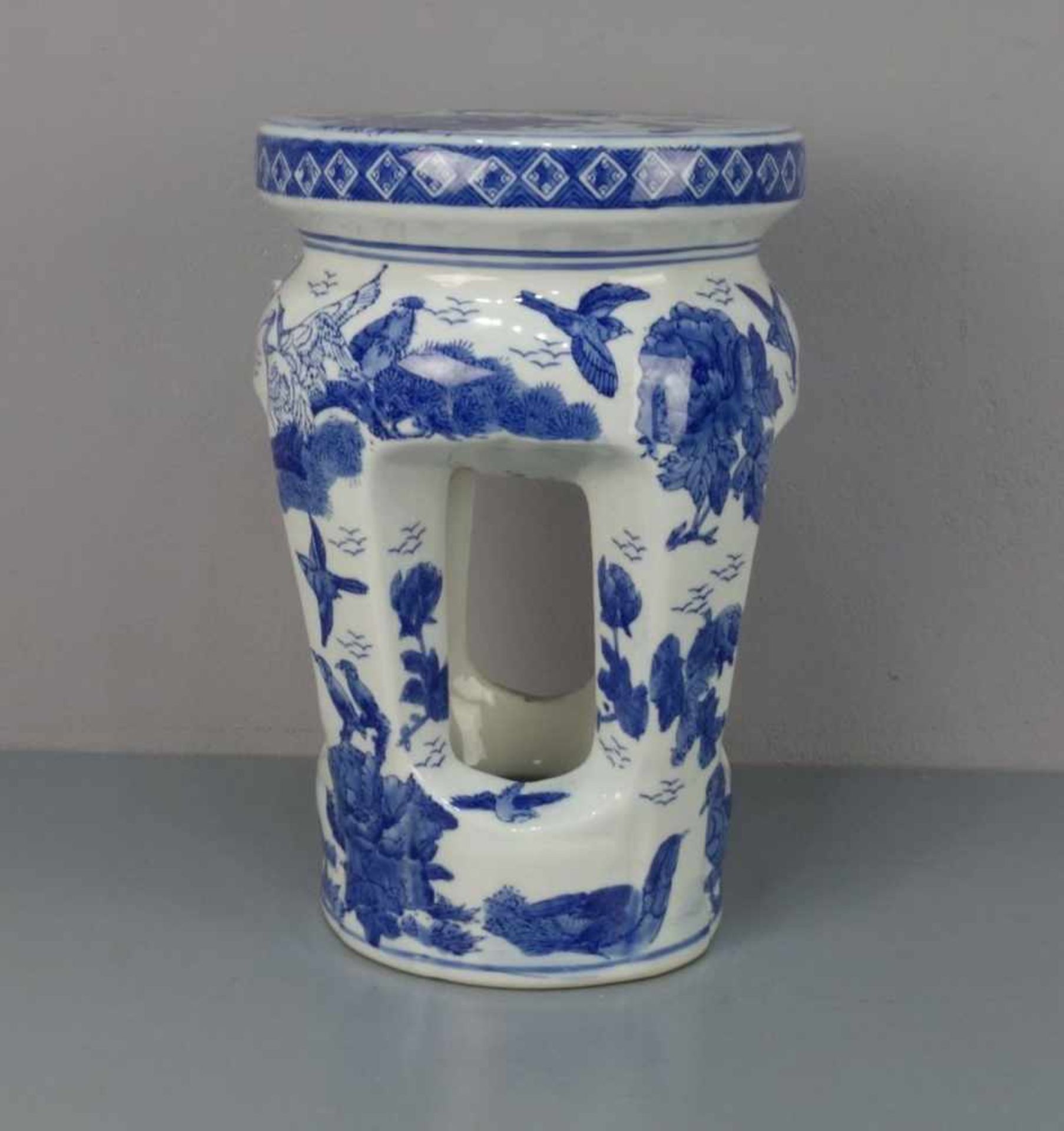 CHINESISCHER HOCKER / stool, Porzellan mit Blaumalerei (ungemarkt), 2. Hälfte 20. Jh.; Rundstand,