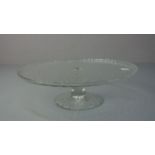 FUSSSCHALE / TORTENPLATTE / bowl on a stand, Glas, optisch geblasen. Flache, strukturierte Schale