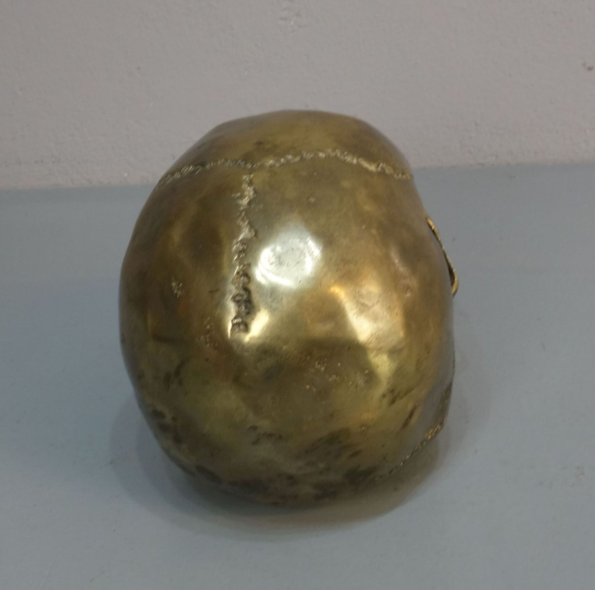 SKULPTUR / sculpture: "Schädel / Memento Mori", skull, bronziertes Metall. Vollplastisch und - Bild 3 aus 4