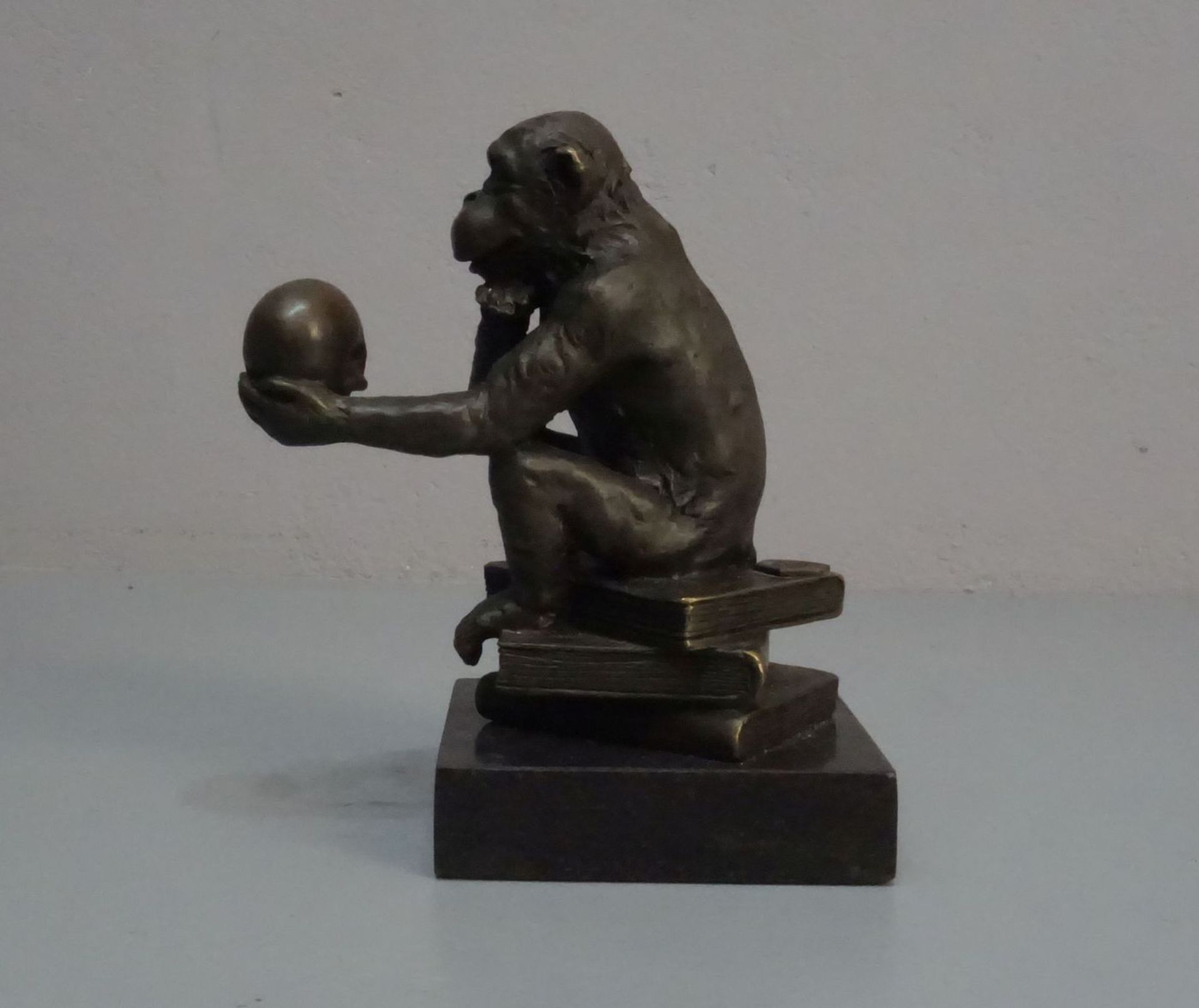 SKULPTUR / sculpture: "Affe mit Totenkopf", Bronze, hellbraun patiniert, auf Marmorpostament. In - Image 3 of 5