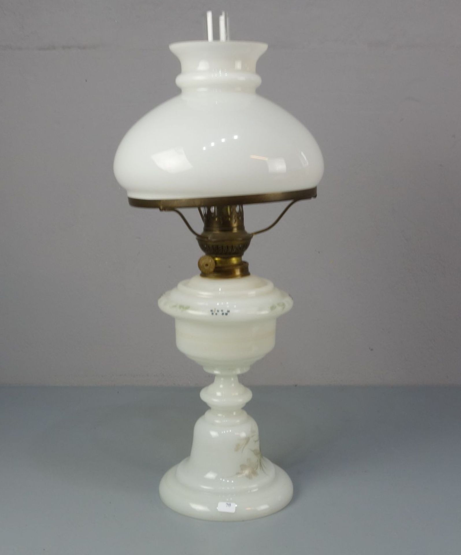 PETROLEUMLAMPE / kerosene lamp, Messing, Glas und Porzellan, 20. Jh. Petroleum-Leuchte mit - Bild 4 aus 4