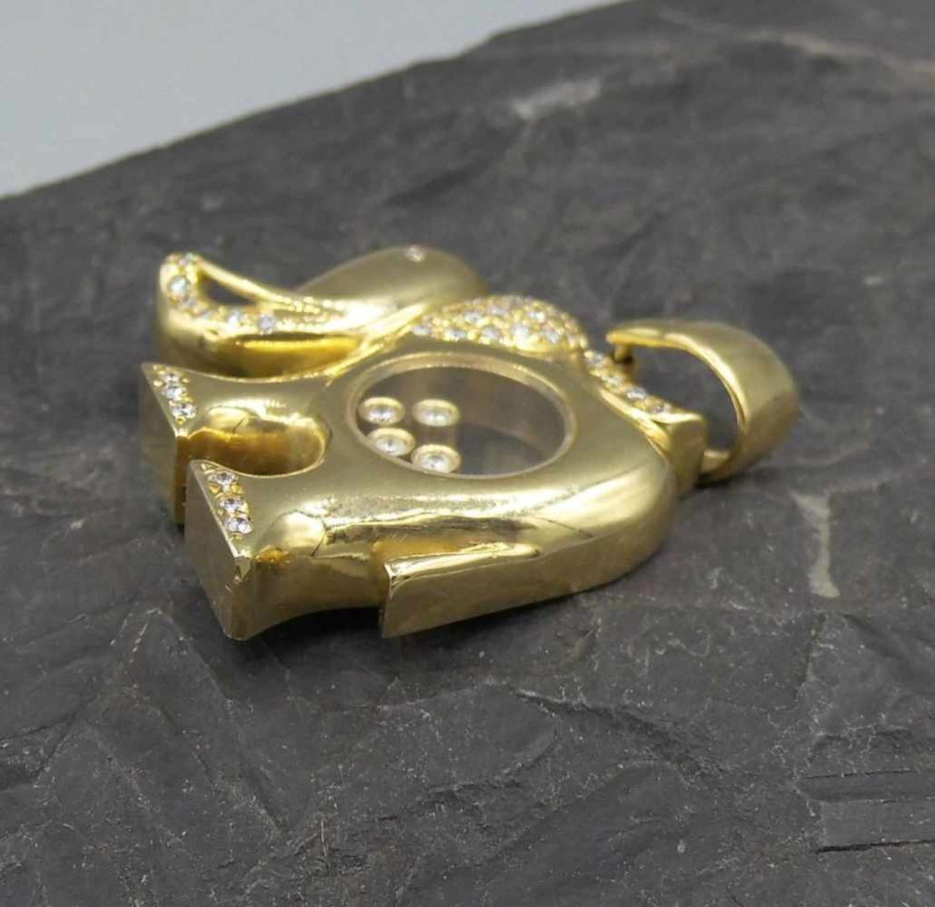 FIGÜRLICHER ANHÄNGER "ELEFANT" in 750er Gelbgoldfassung (28,2 g), im Zentrum hinter Glas vier - Bild 2 aus 4