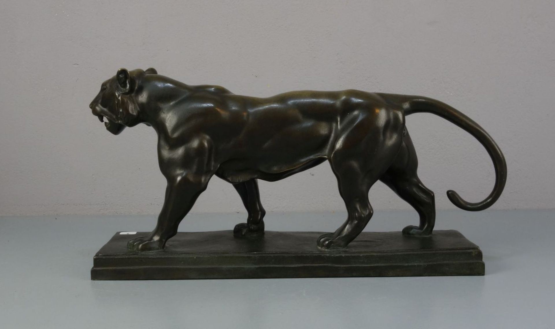 nach BAYRE, ANTOINE LOUIS (1795-1875), Skulptur / sculpture: "Schreitender Tiger", Bronze, hellbraun - Bild 3 aus 4