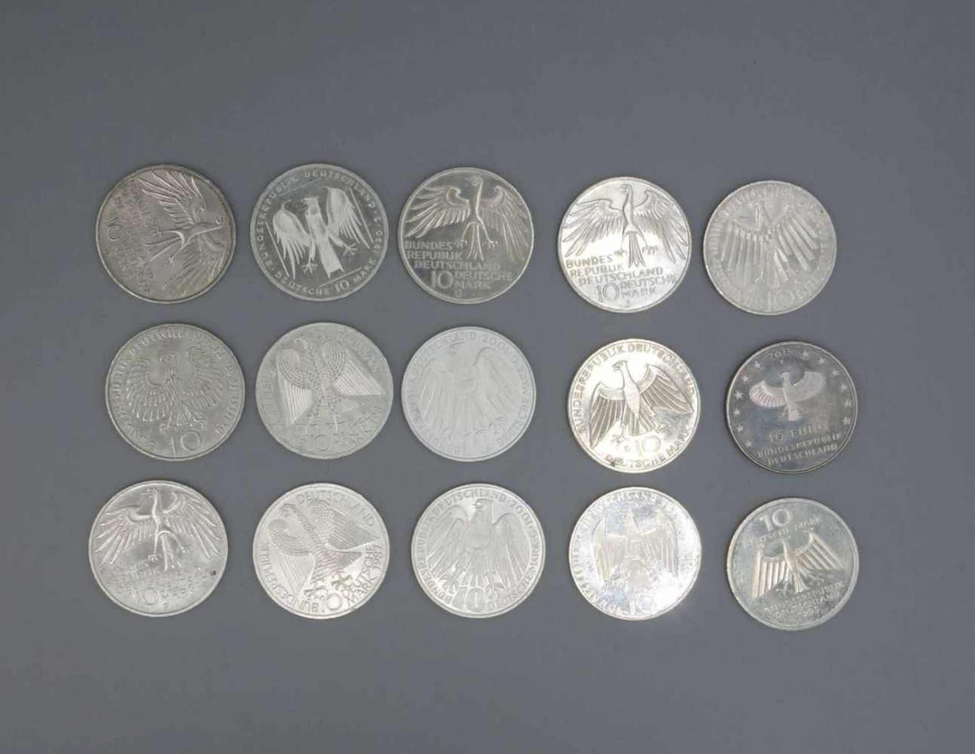 KONVOLUT SILBER-MÜNZEN: 10 DM, Konvolut von 15 Münzen, Silber (Gesamtgewicht 249 g), darunter 1 x 10 - Image 2 of 2