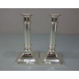 PAAR LEUCHTER / TISCHLEUCHTER / plated candle stands, versilbertes Metall. Konischer Karreestand,