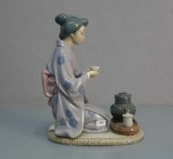 FIGUR / porcelain figure: "Japanerin bei der Teezeremonie", Porzellan, Manufaktur Lladro, Spanien,