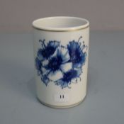 VASE / BECHER, Porzellan Manufaktur Meissen, unterglasurblaue Schwertermarke, Marke seit 1934 (1.