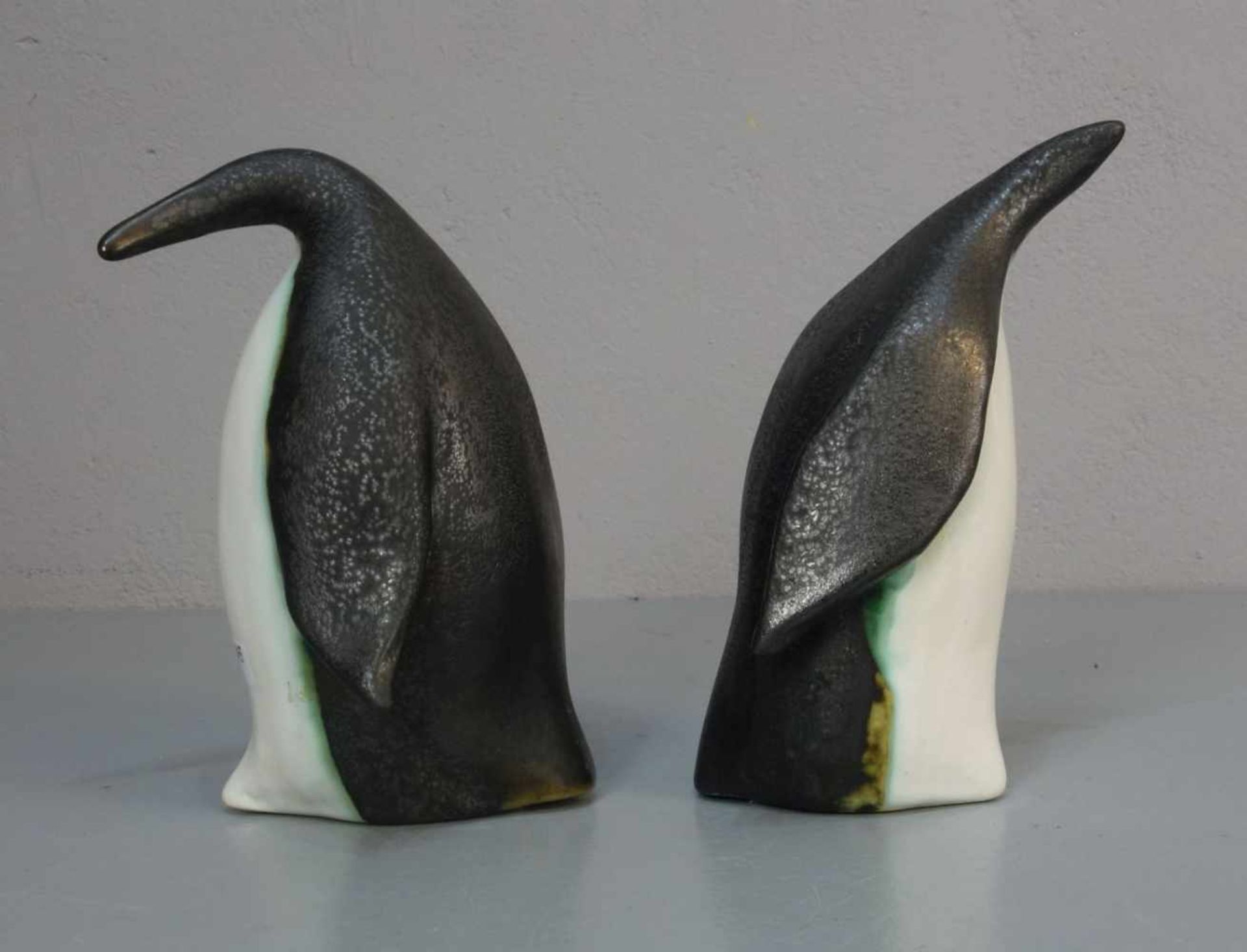 KERAMIKFIGUREN: "Pinguine" / ceramic penguins, Studiokeramik, heller Scherben, weiß, schwarz und - Image 3 of 5