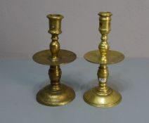 PAAR LEUCHTER / SCHEIBENLEUCHTER / candle stands, Messing, 19. Jh.; aufgewölbter und profilierter