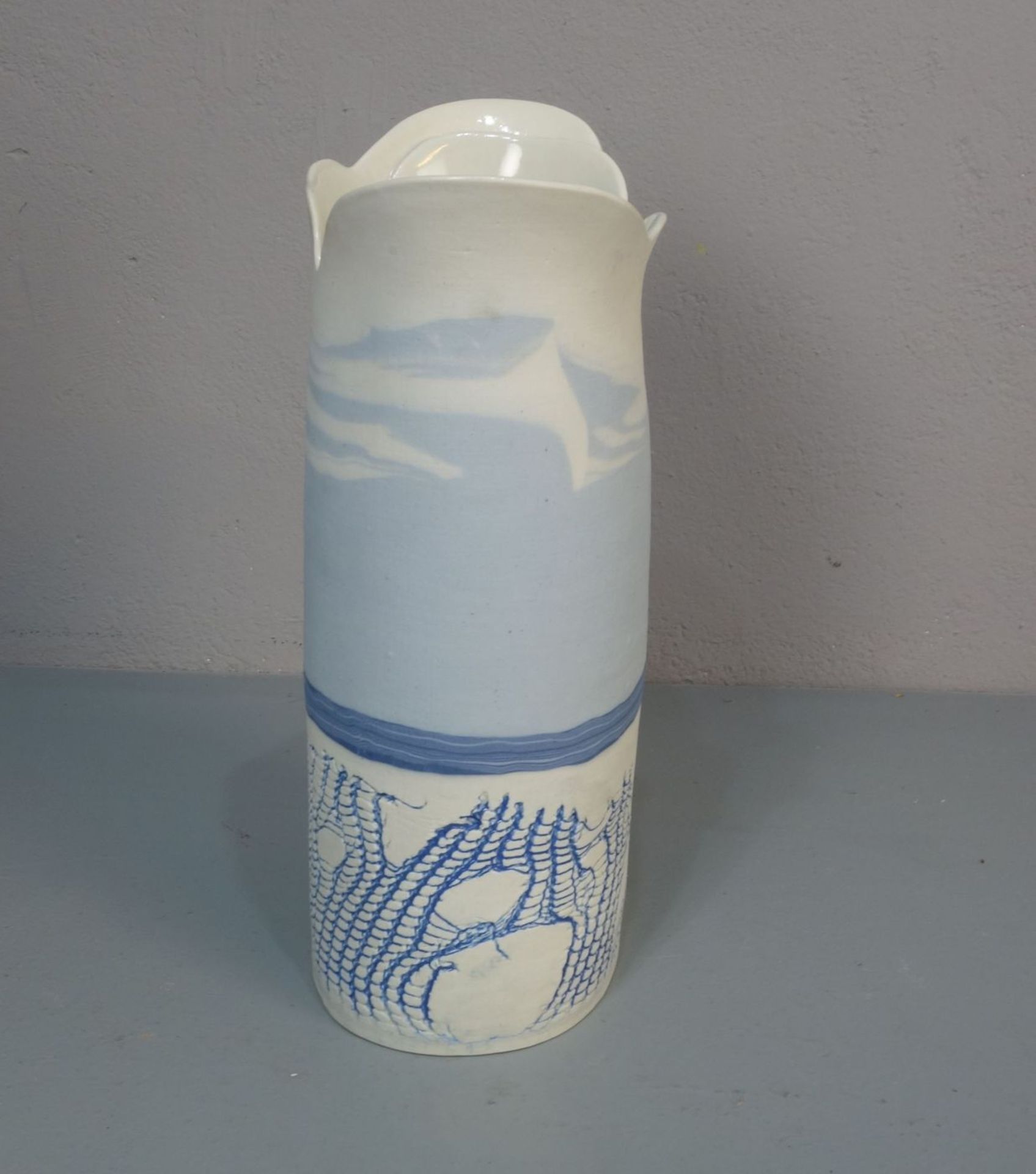 REGIUS, LENE (Dänische Keramikkünstlerin, 20. Jh.), Studiokeramik: "Vase", heller Scherben, partiell - Bild 2 aus 5