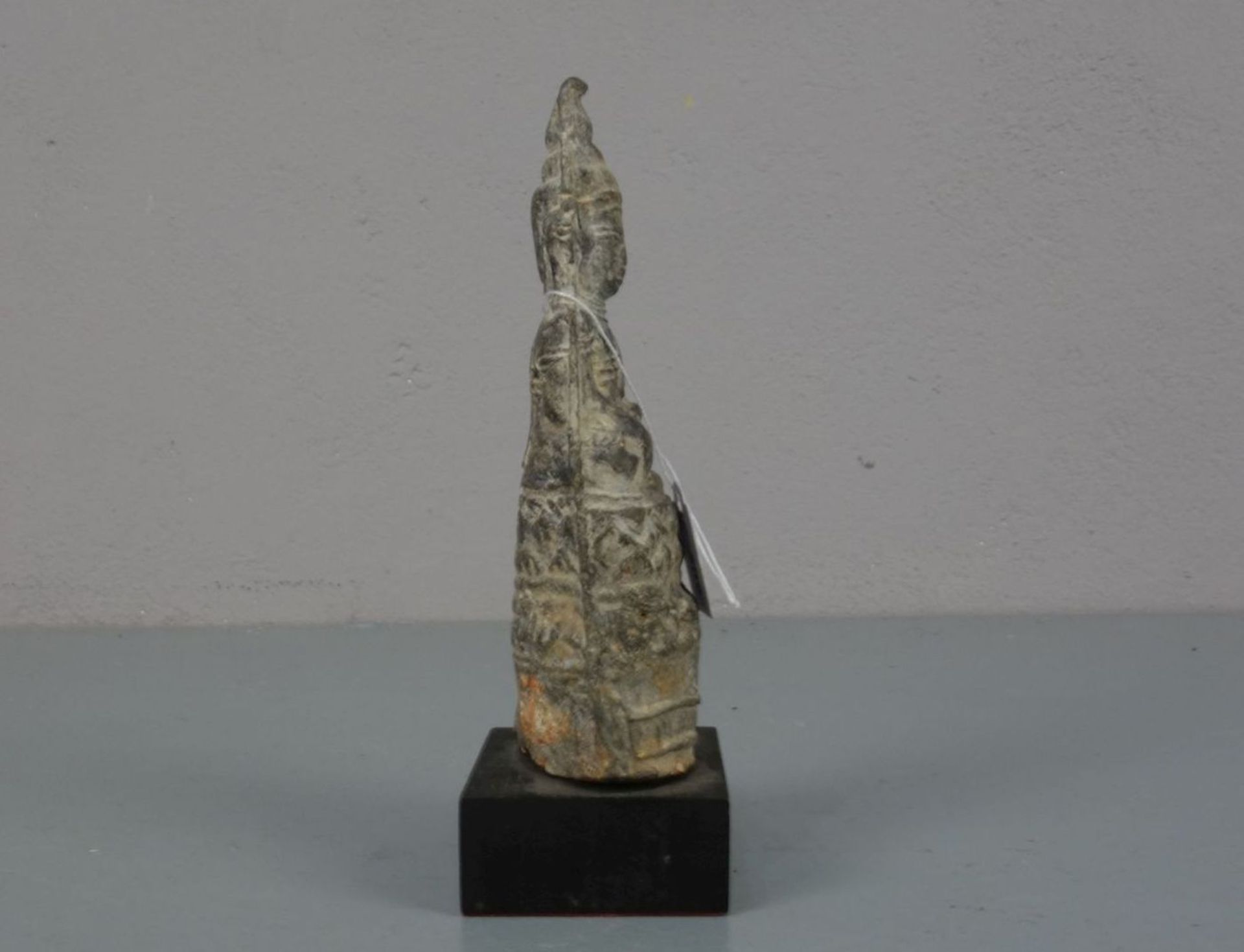 SKULPTUR / sculpture: "Buddha", in seltener Ausführung aus Zinn, auf sekundärem ebonisiertem - Image 2 of 4