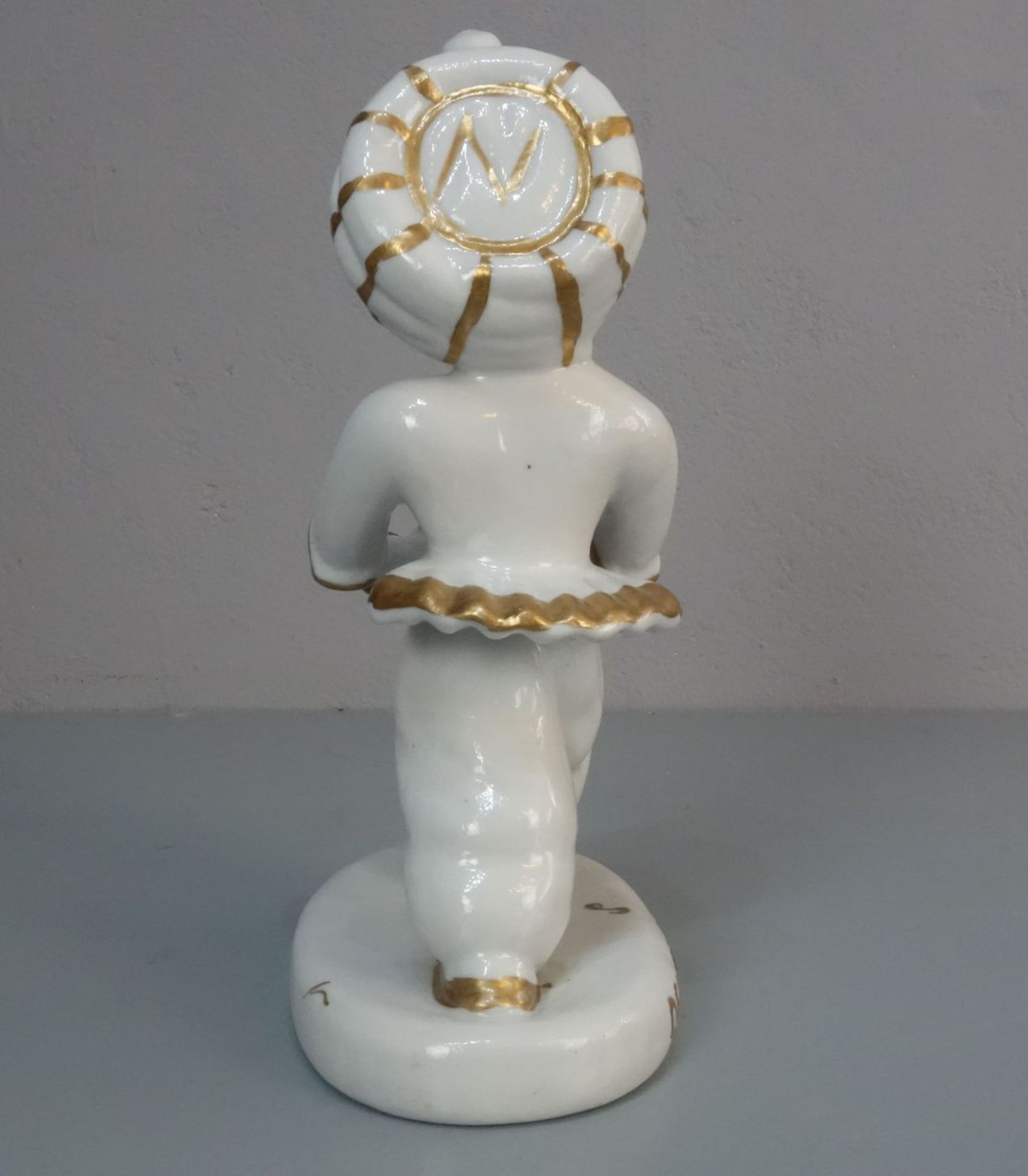 PORZELLANFIGUR / porcelain figure: "Der Sarotti - Mohr" (so auch bezeichnet / Originaltitel), - Bild 4 aus 5