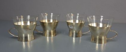 KONVOLUT TASSEN / cups, Glas und versilbertes Metall, ungemarkt. Konvolut besteht aus vier gläsernen