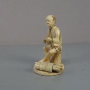 ELFENBEINFIGUR "Sitzender Mann mit Bündel" / Okimono Figur / ivory figure, Japan, wohl 19. Jh. (