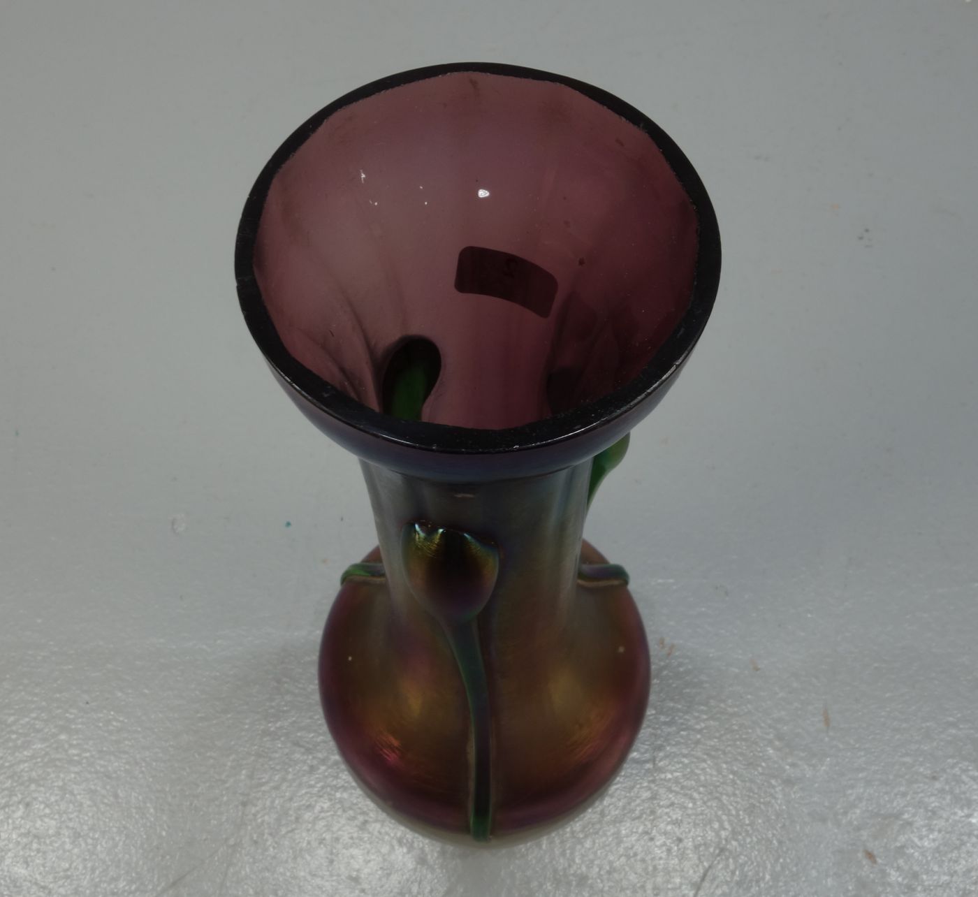 JUGENDSTIL - VASE / art nouveau Vase, JOHANN LÖTZ Wwe, Klostermühle, um 1900. Violettrotes Glas, - Image 2 of 4