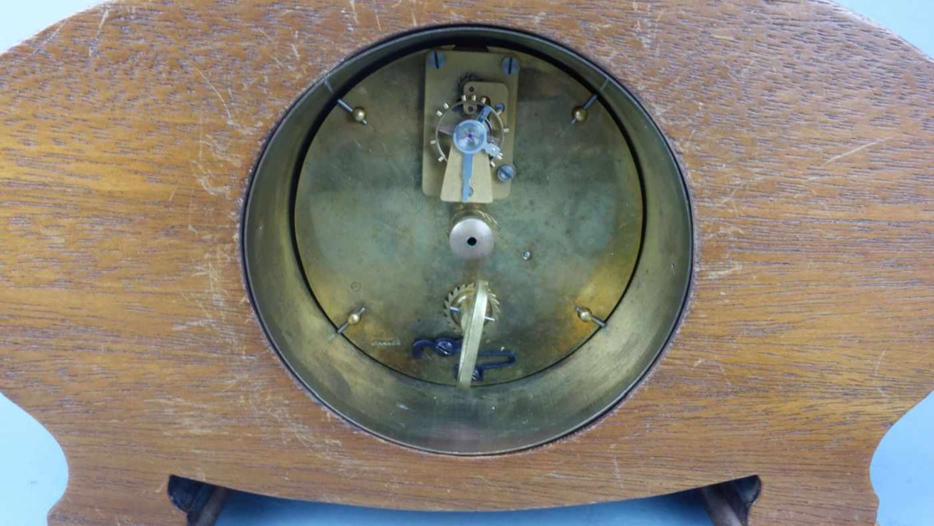 TISCHUHR / KAMINUHR / fire place clock, um 1920. Ovales Gehäuse auf zwei Füßen, dekoriert mit - Bild 4 aus 4