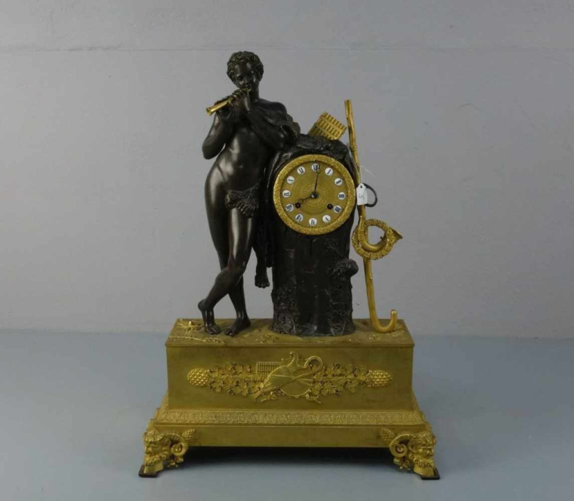 KLASSIZISTISCHE FIGÜRLICHE PENDULE "PAN" / KAMINUHR / fire place clock. Bronze- und