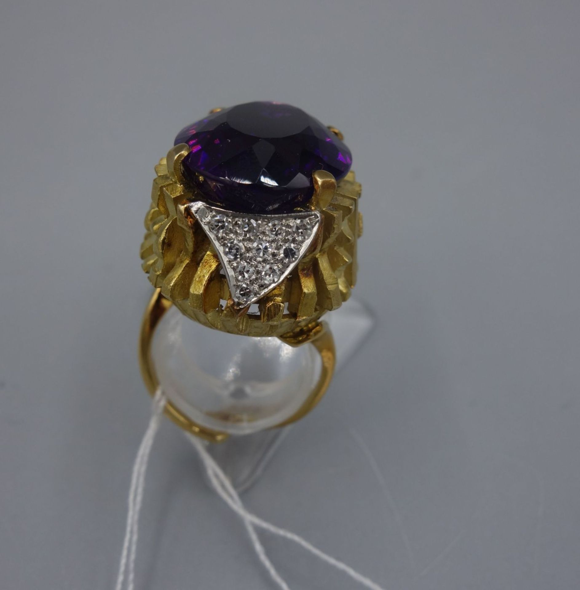 DESIGNER-RING in 750er Gelbgoldfassung (19,8 g), besetzt mit einem Amethyst und einer Vielzahl - Bild 5 aus 6