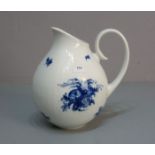 KANNE "Romanze - blaue Blume" / jug, Porzellan, Manufaktur Rosenthal. Entwurf Björn Wiinblad (1918-