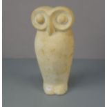 SKULPTUR "EULE" / sculpture: owl, Alabaster, 2. Hälfte 20. Jh.; vollplastisch und stilisiert