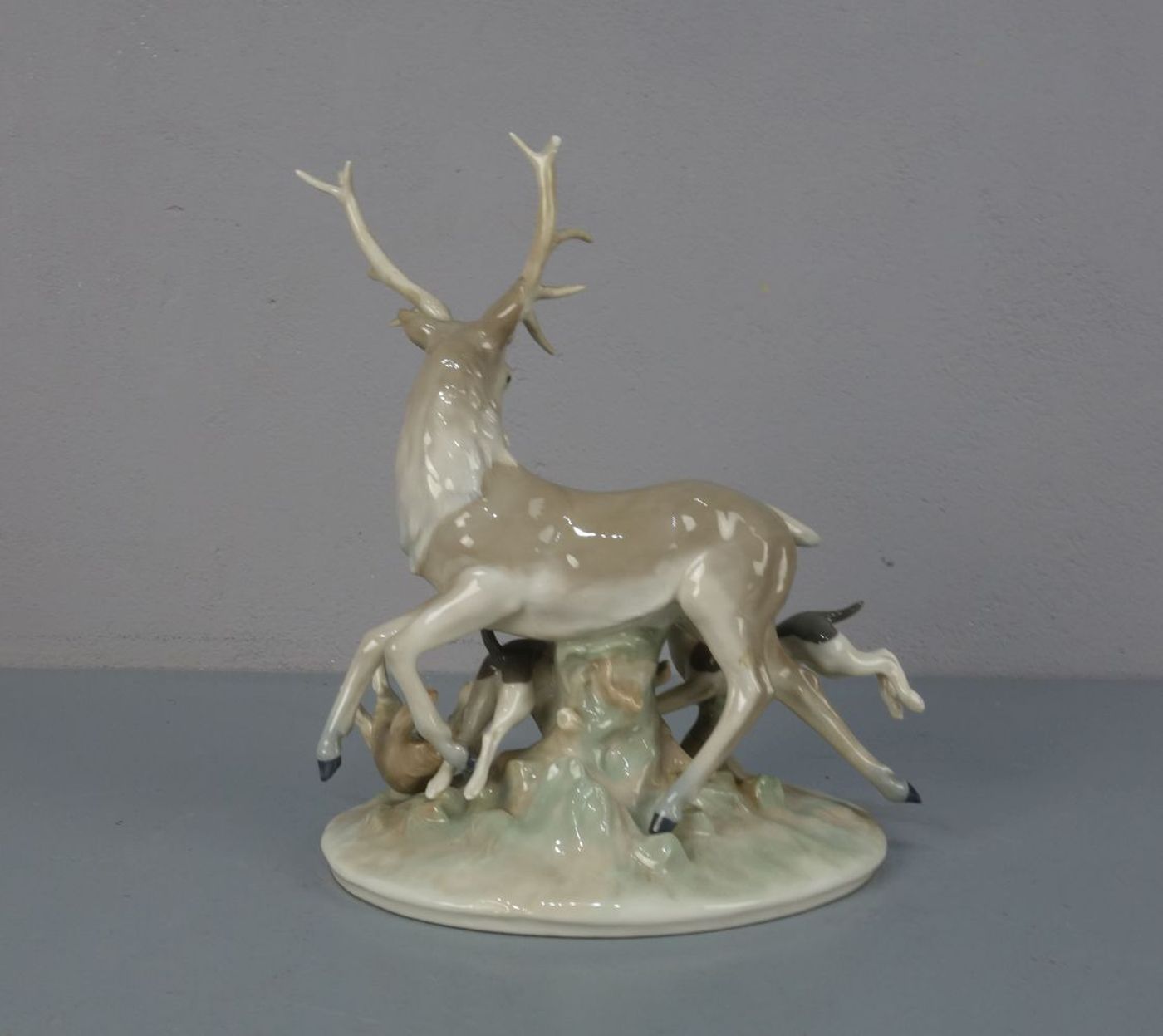 FIGURENGRUPPE: "Hirsch und Jagdhunde / porcelain figures: deer and dogs; unterglasurblaue, - Image 3 of 5