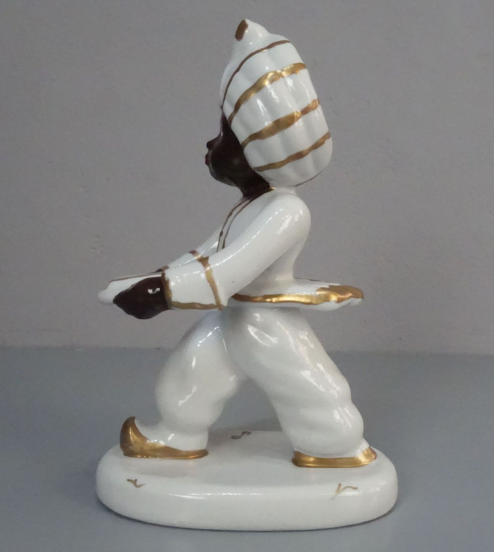 PORZELLANFIGUR / porcelain figure: "Der Sarotti - Mohr" (so auch bezeichnet / Originaltitel), - Bild 3 aus 5