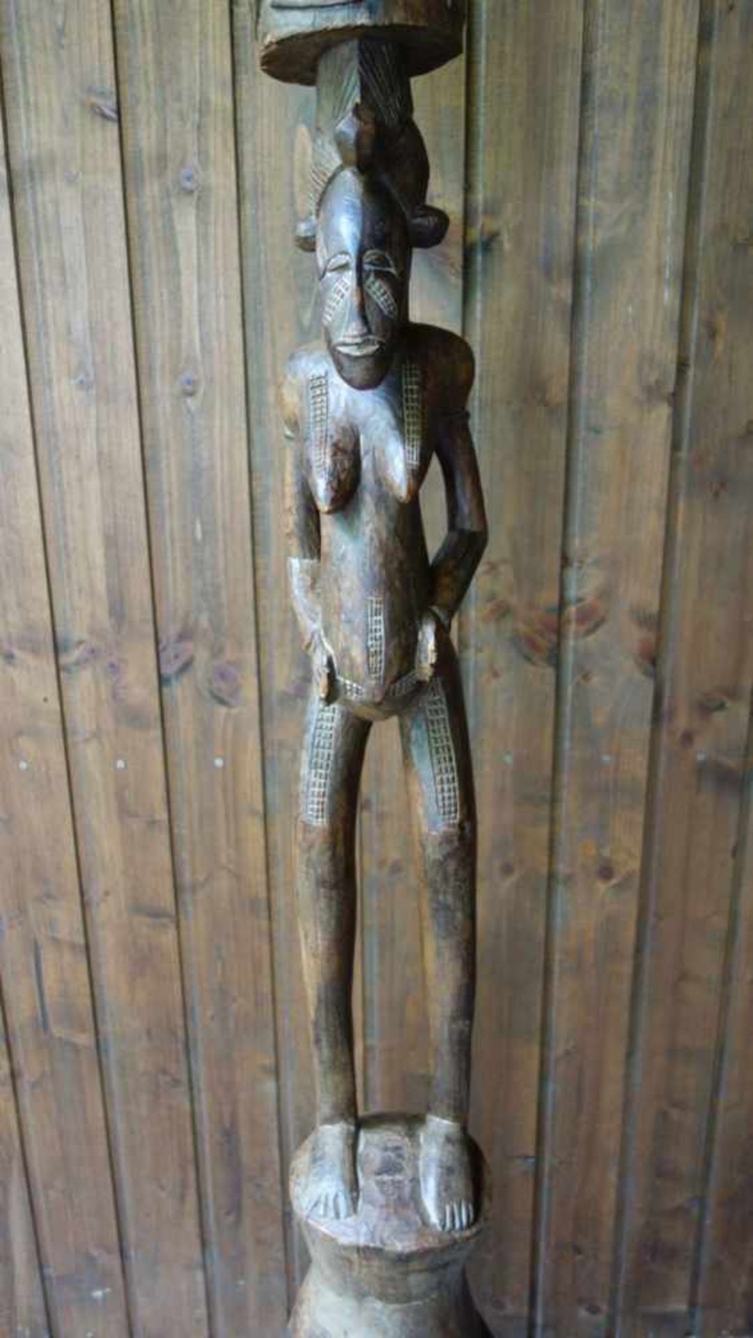 TOTEM-SKULPTUR / wooden figure, Holzschnitzerei, zweiteilig, wohl 1. Hälfte 20. Jh.. Große, - Bild 3 aus 4