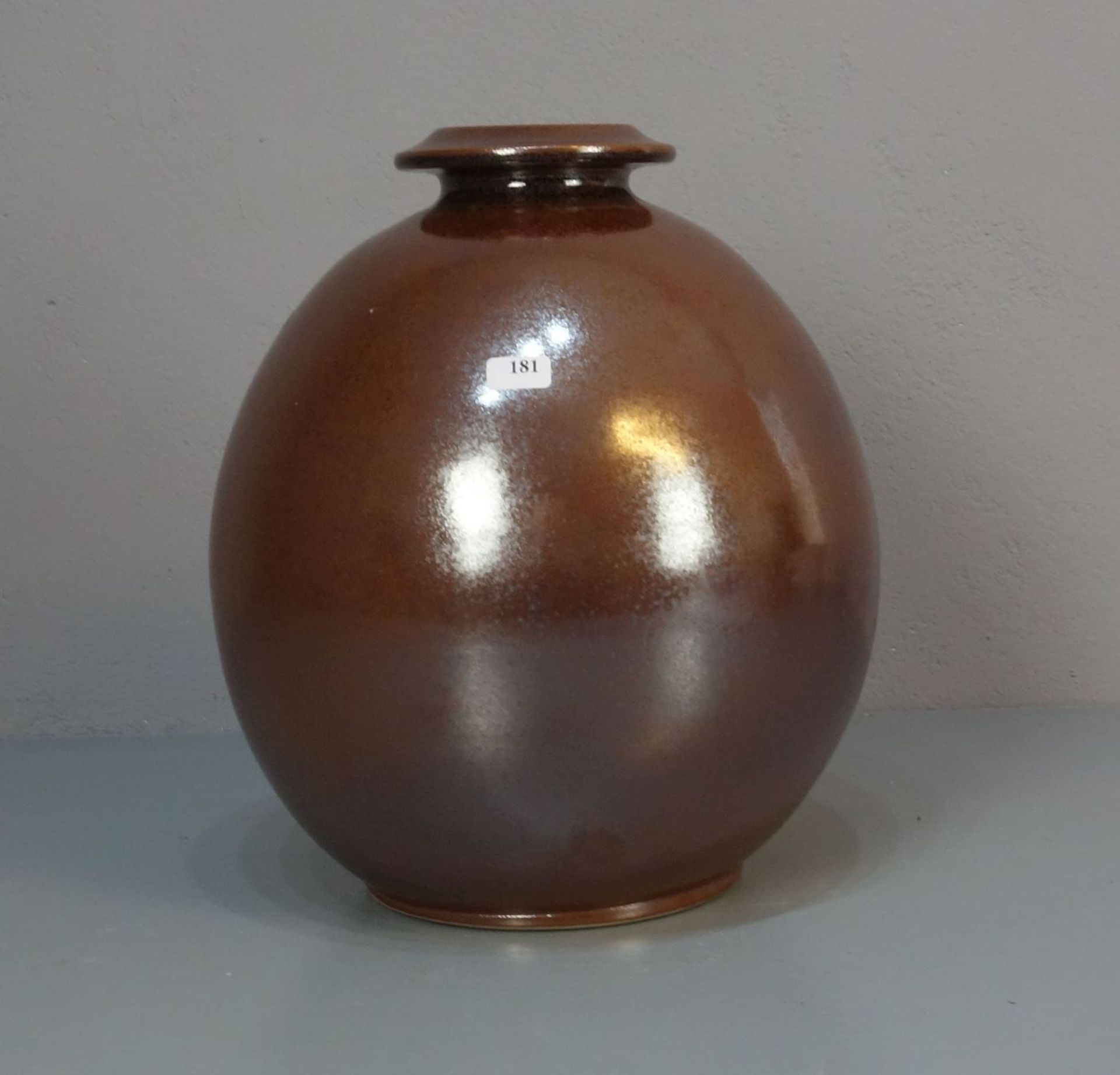 JÜRGENS, ACKI (geb. 1949), Studiokeramik: "Vase", heller Scherben, braun glasiert mit leichter