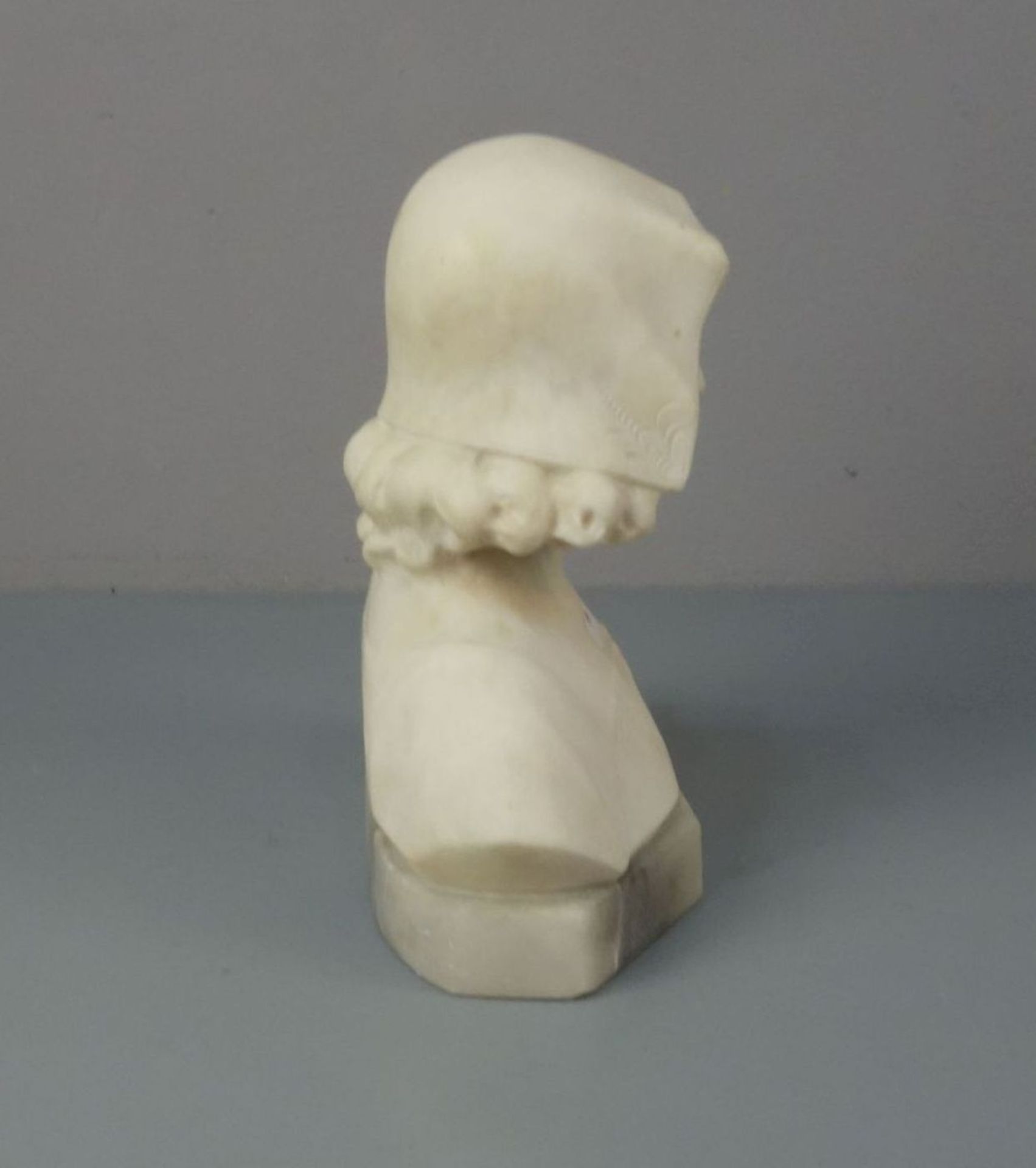BILDHAUER DES 19./20. JH., Skulptur / sculpture: "Büste eines jungen Mädchens mit Haube" / alabaster - Image 4 of 4