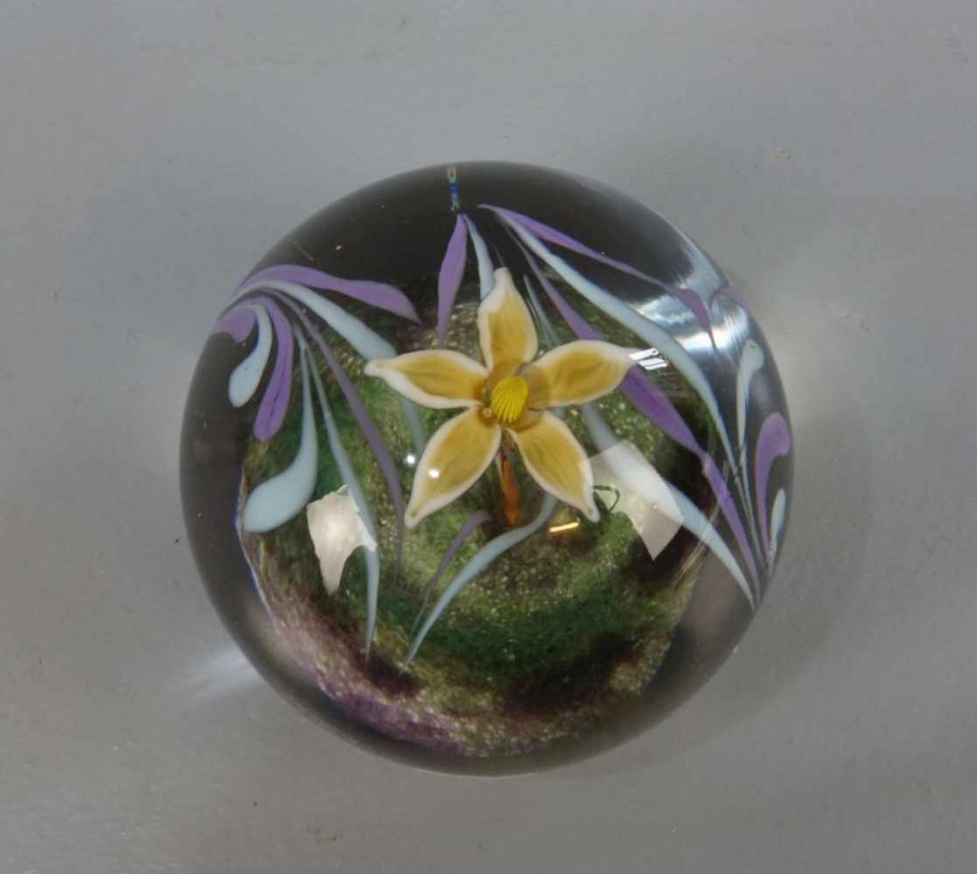 PAPERWEIGHT / BRIEFBESCHWERER, Manufaktur Eisch, gedrückte Kugelform mit eingearbeiteter Blüte und - Bild 2 aus 4