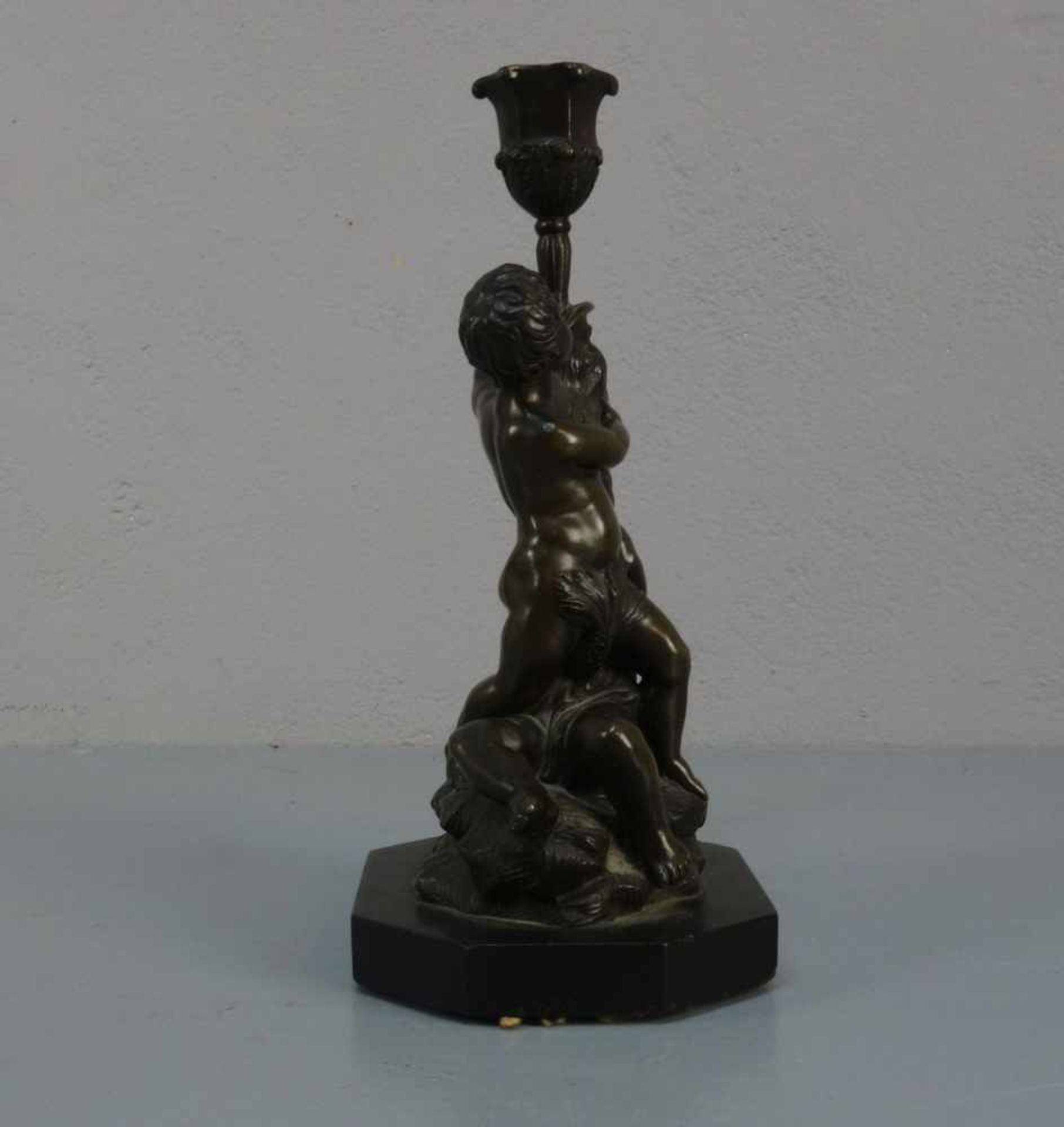 FIGÜRLICHER LEUCHTER / TISCHLEUCHTER "Putten und Fisch" / figural candle stand "putti with a - Bild 4 aus 4