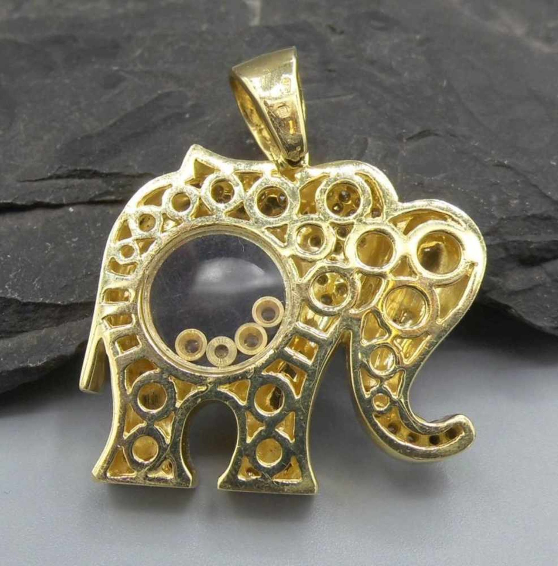 FIGÜRLICHER ANHÄNGER "ELEFANT" in 750er Gelbgoldfassung (28,2 g), im Zentrum hinter Glas vier - Bild 3 aus 4